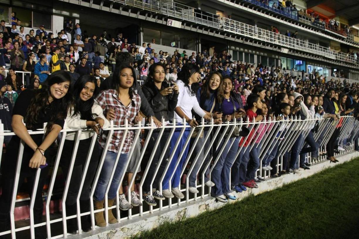 Los mujeres llenaron el sector preferencial del Estadio Nacional para ver de cerca al exReal Madrid y Manchester United.