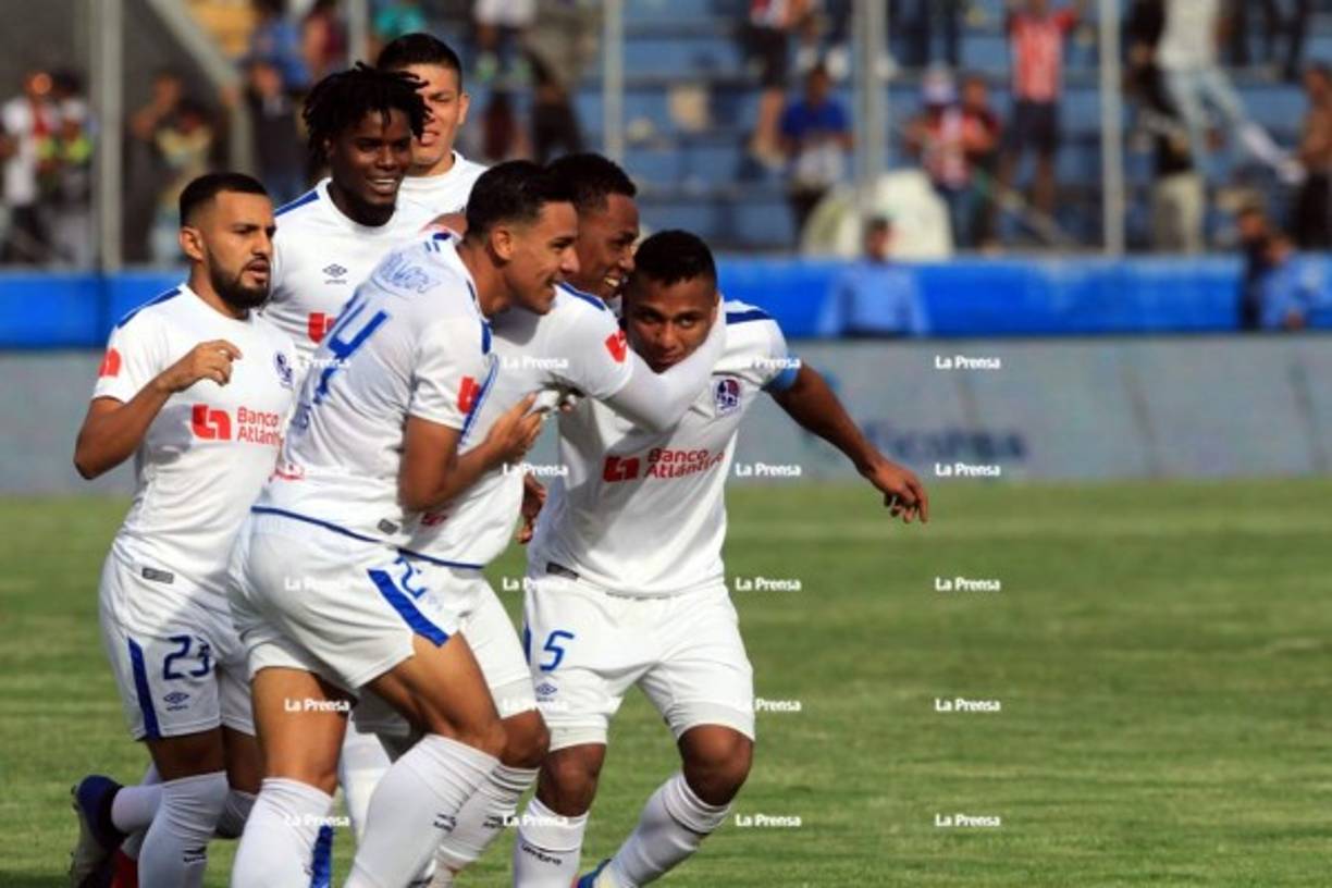 La celebración de los jugadores del Olimpia tras el gol de Ever Alvarado.