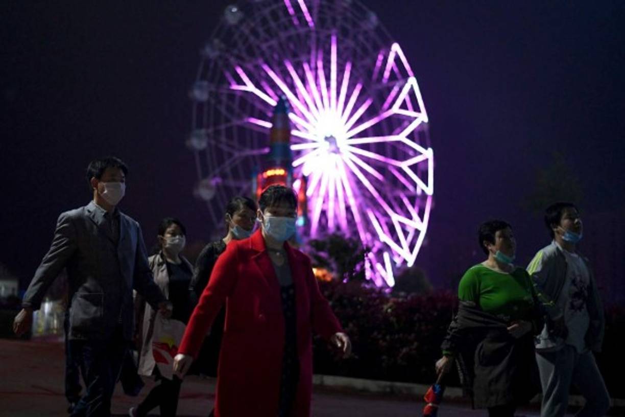 Anoche mismo, cientos de personas salieron a las calles tras el anuncio del Gobierno cansados de permanecer dos meses en encierro absoluto para evitar el contagio del letal virus.