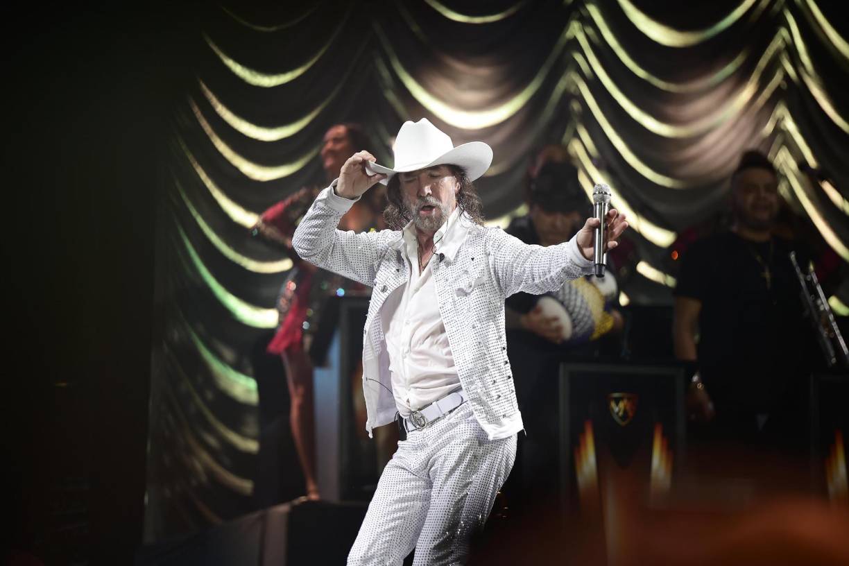 Marco Antonio deleitó a sus fans con sus icónicos pasos de baile y demostró que sigue teniendo mucha energía para gozar en los conciertos.