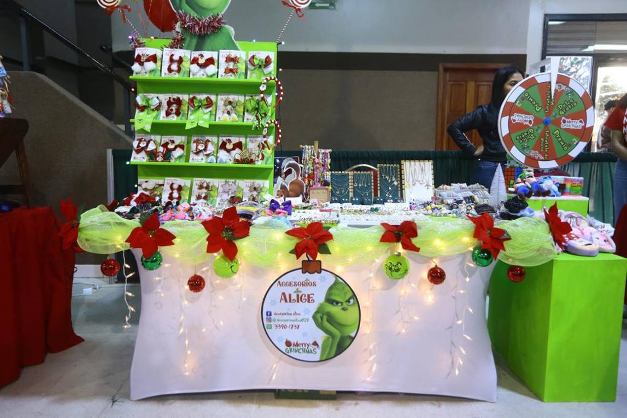 Todo en adornos y accesorios navideños.