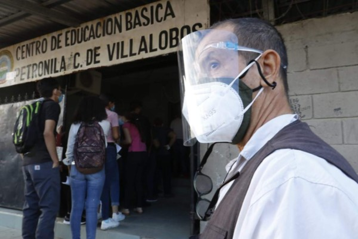 En la escuela Petronila C de Villalobos de colonia Bendeck de El Progreso. Hubo problemas con algunas aulas por lo que tuvieron que abrir los candados a la fuerza.