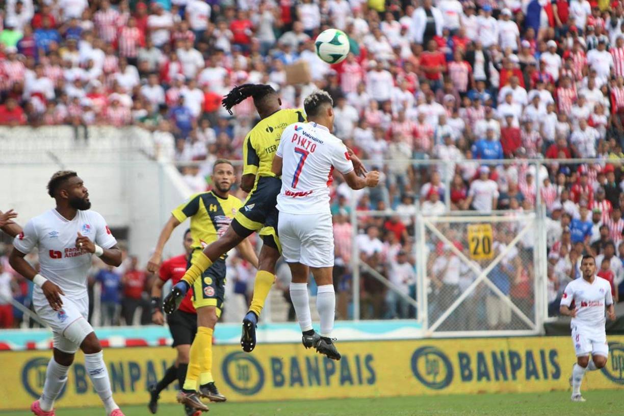 El salto de José Mario Pinto y Yeer Gutiérrez en la lucha por el balón.