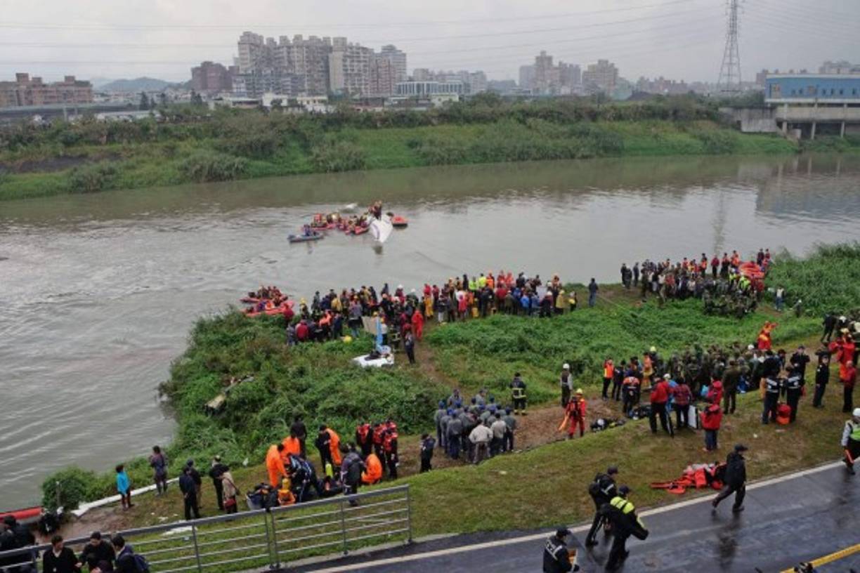 El siniestro dl avión de TransAsia dejó por el momento 23 muertos, 15 heridos y 20 desaparecidos.