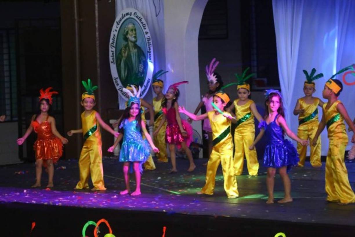 Los alumnos bailaron al ritmo de géneros tropicales como salsa, merengue y samba.