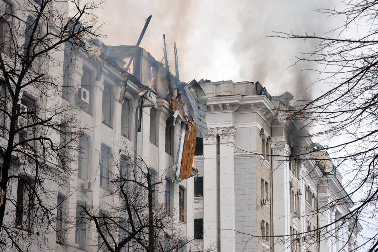 Previamente el centro operativo de las Fuerzas Armadas ucranianas informó del desembargo durante la madrugada de las tropas aerotransportadas de Rusia en Járkov, donde los soldados rusos tomaron la estación de tren y el puerto fluvial, según el alcalde, Igor Kolykhayev.