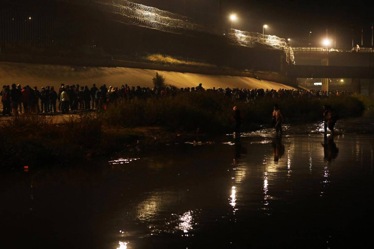 Los migrantes se entregaron a los agentes de la Patrulla Fronteriza y cientos de ellos fueron liberados, según Fox News.