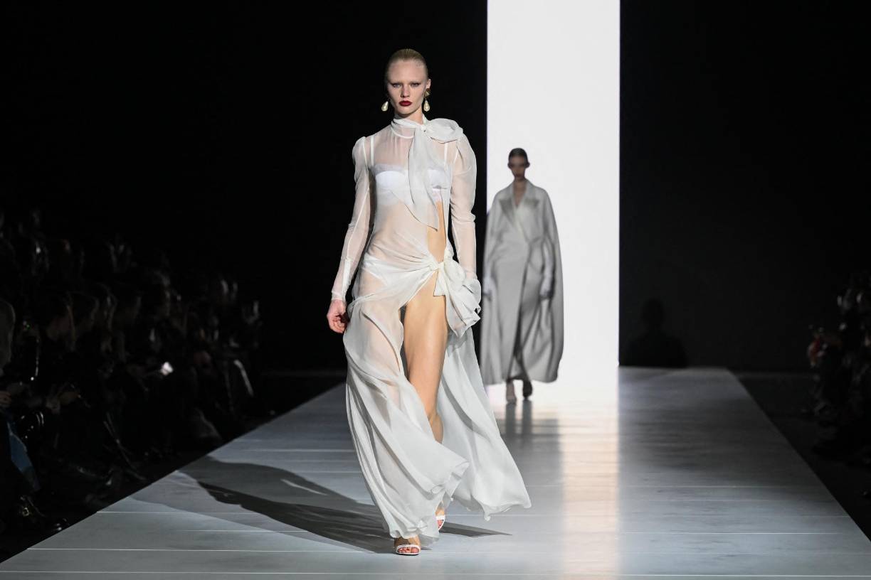 Una modelo presenta una creación para Dolce &amp; Gabbana para las Colecciones de Mujer Otoño-Invierno 2023-2024 como parte de la Semana de la Moda de Milán. 