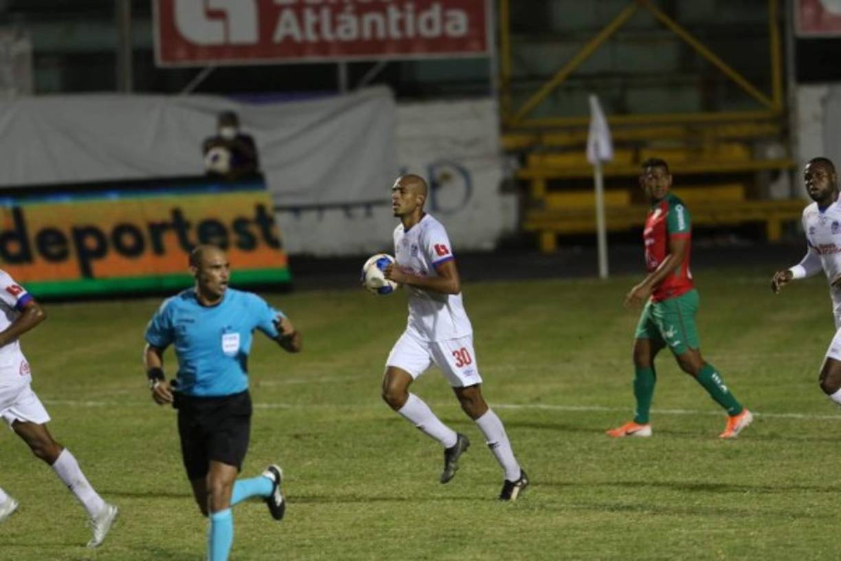 Eddie Hernández fue en busca del balón al fondo del arco verdolaga para llevarlo al centro del campo tras el gol.