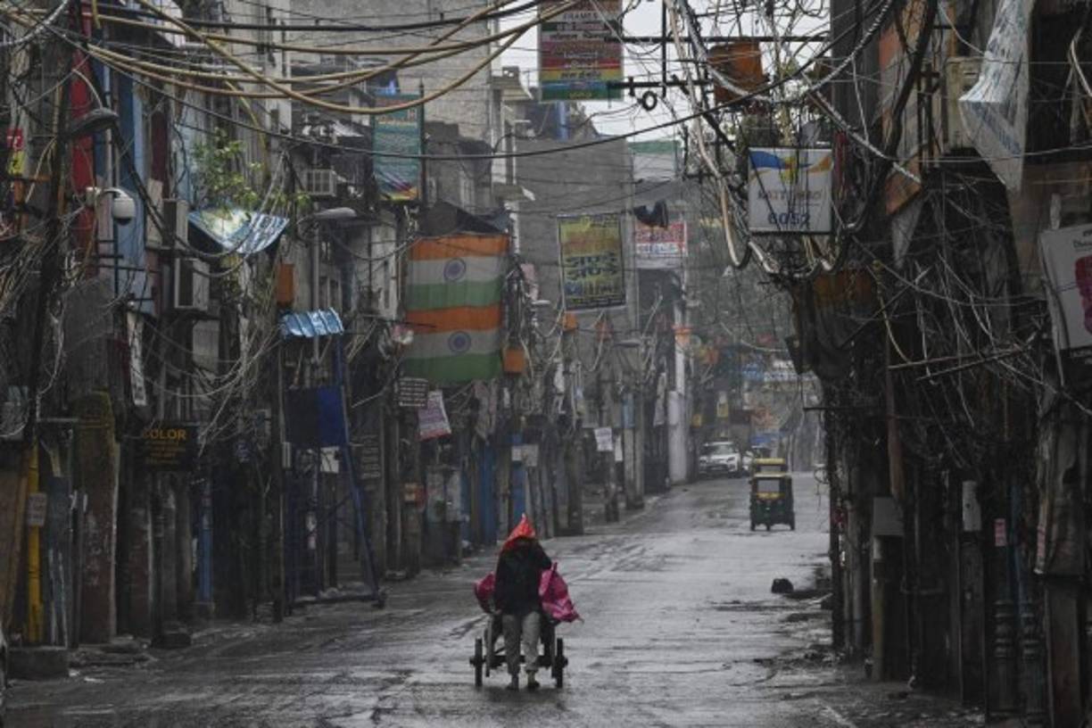 El ciclón, el más potente en la región en décadas, causó víctimas en los estados de Kerala, Goa, Maharashtra y Guyarat. (Photo by Prakash SINGH / AFP)