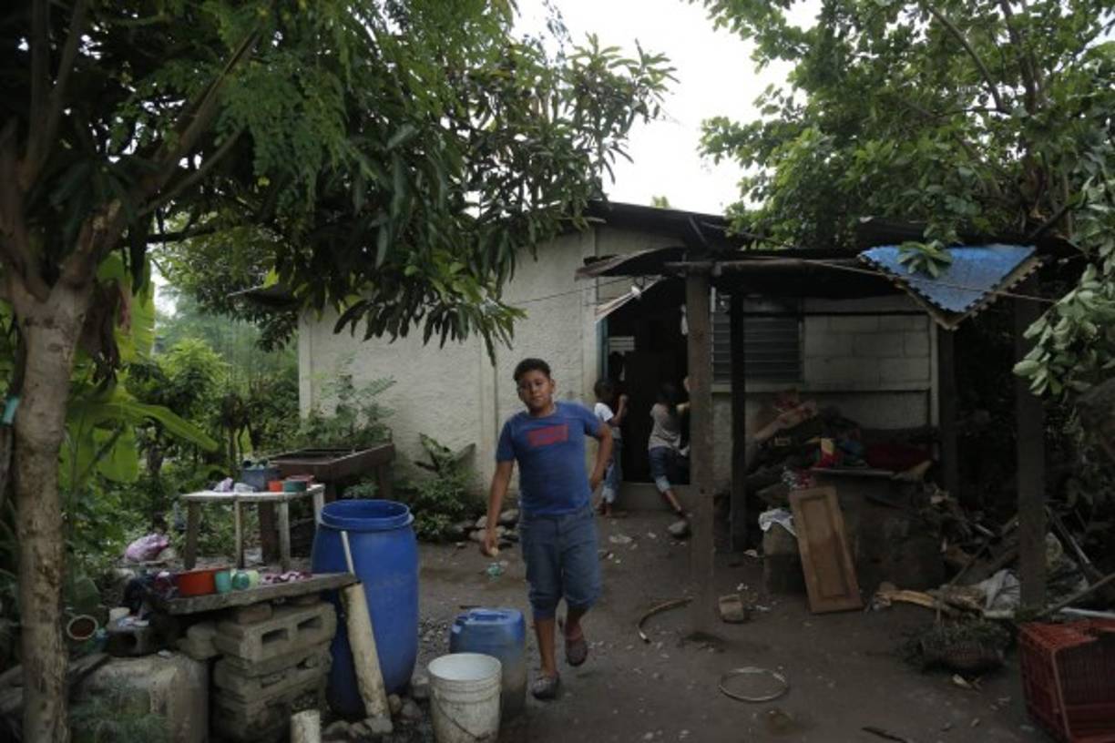 El mayor de los hijos es un apoyo en las labores de la casa pero el deseo de sus papás es que siga estudiando.