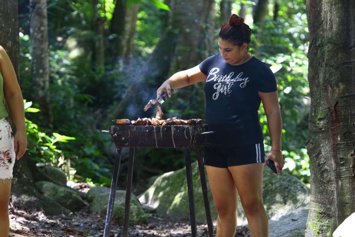 Muchas familias llevan sus propios alimentos a los balnearios sampedranos, la carne asada es uno de los platillos favoritos que se disfrutan a la orilla de los ríos.