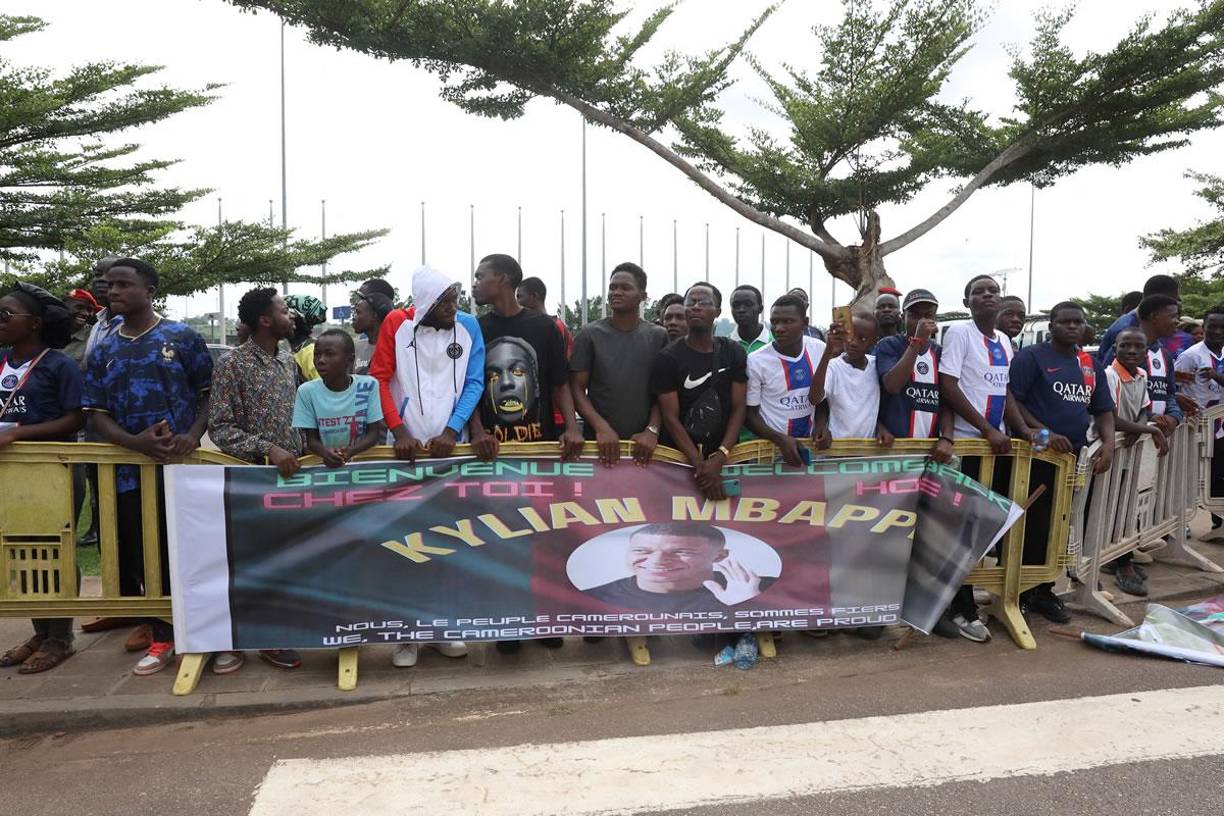 “Estamos orgullosos de ver a nuestro hermano camerunés. Queremos darle un recibimiento muy caluroso”, afirmó Vannel Kunde, un estudiante de 16 años.