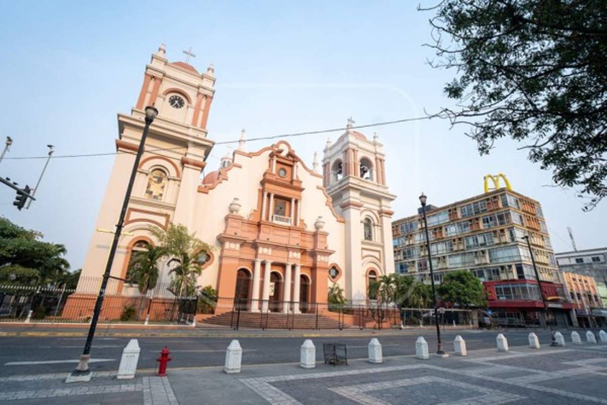 La vistoza Catedral de San Pedro Sula, luce vacía por dentro y por fuera.