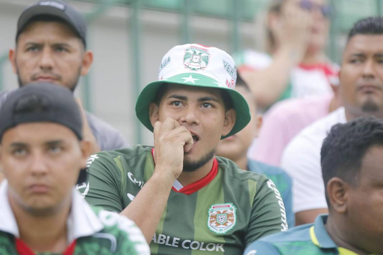 Este otro hincha estaba tan preocupado por su equipo que hasta se comió las uñas.