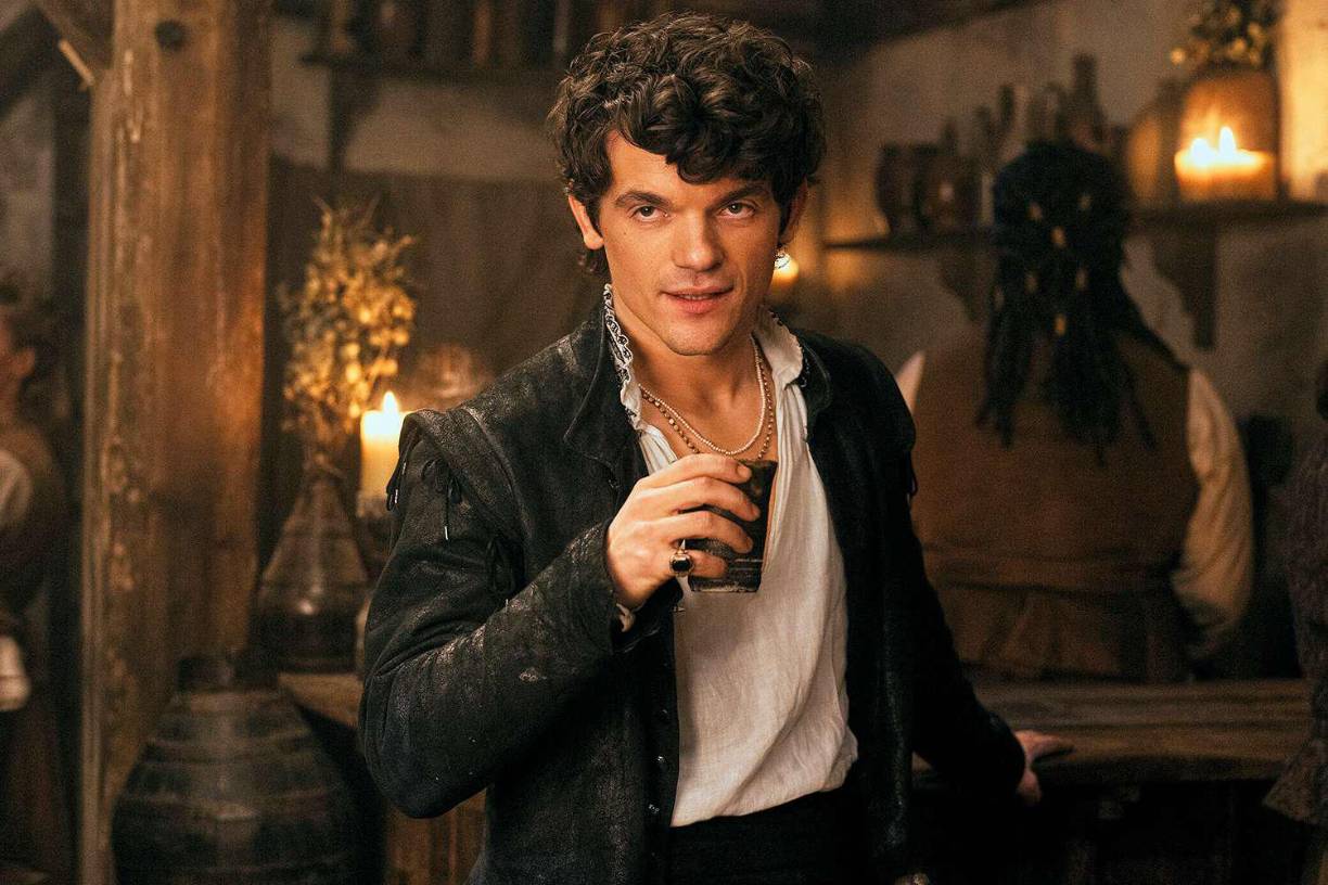  El interés romántico y erótico de Lady Jane es Lord Guildford, interpretado por el actor británico Edward Bluemel de 31 años. En una entrevista con Town and Country Magazine, Edward habl[o su entusiasmo sobre el proyecto:“Es un espectáculo que se sintió realmente único en el guion, y espero que hayamos logrado mantener esa singularidad en pantalla. Tiene todos los elementos de los dramas de época modernos, que son románticos y sensuales, pero al mismo tiempo tiene acción y aventura, lo que lo hace realmente emocionante. Se siente como algo de una era pasada, como proyectos tipo Princess Bride”.