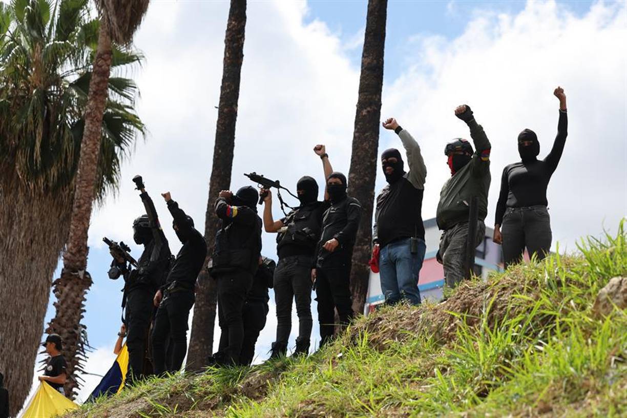 “Nosotros nos estamos ordenando para garantizar los medios propios para la defensa del territorio, para la defensa de la soberanía, para la defensa de la paz”, señaló.