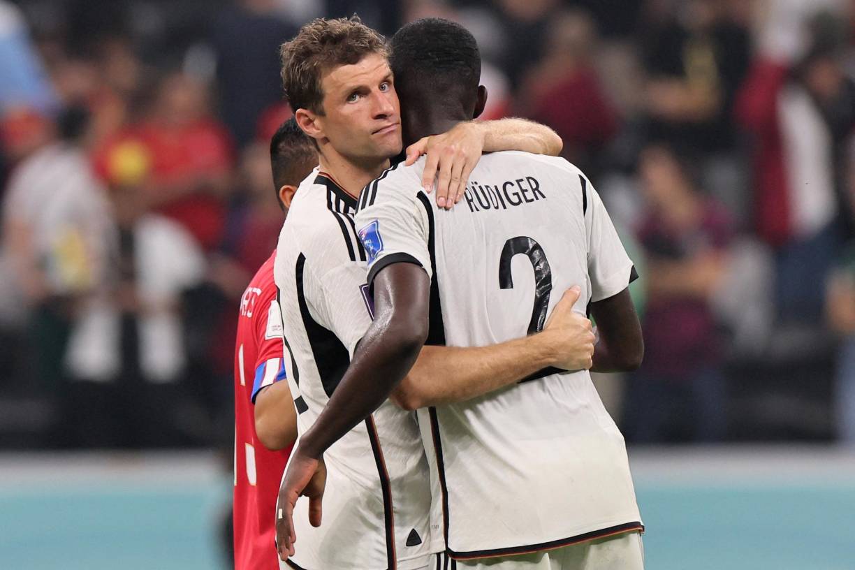 Thomas Müller y Antonio Rüdiger al final del encuentro.