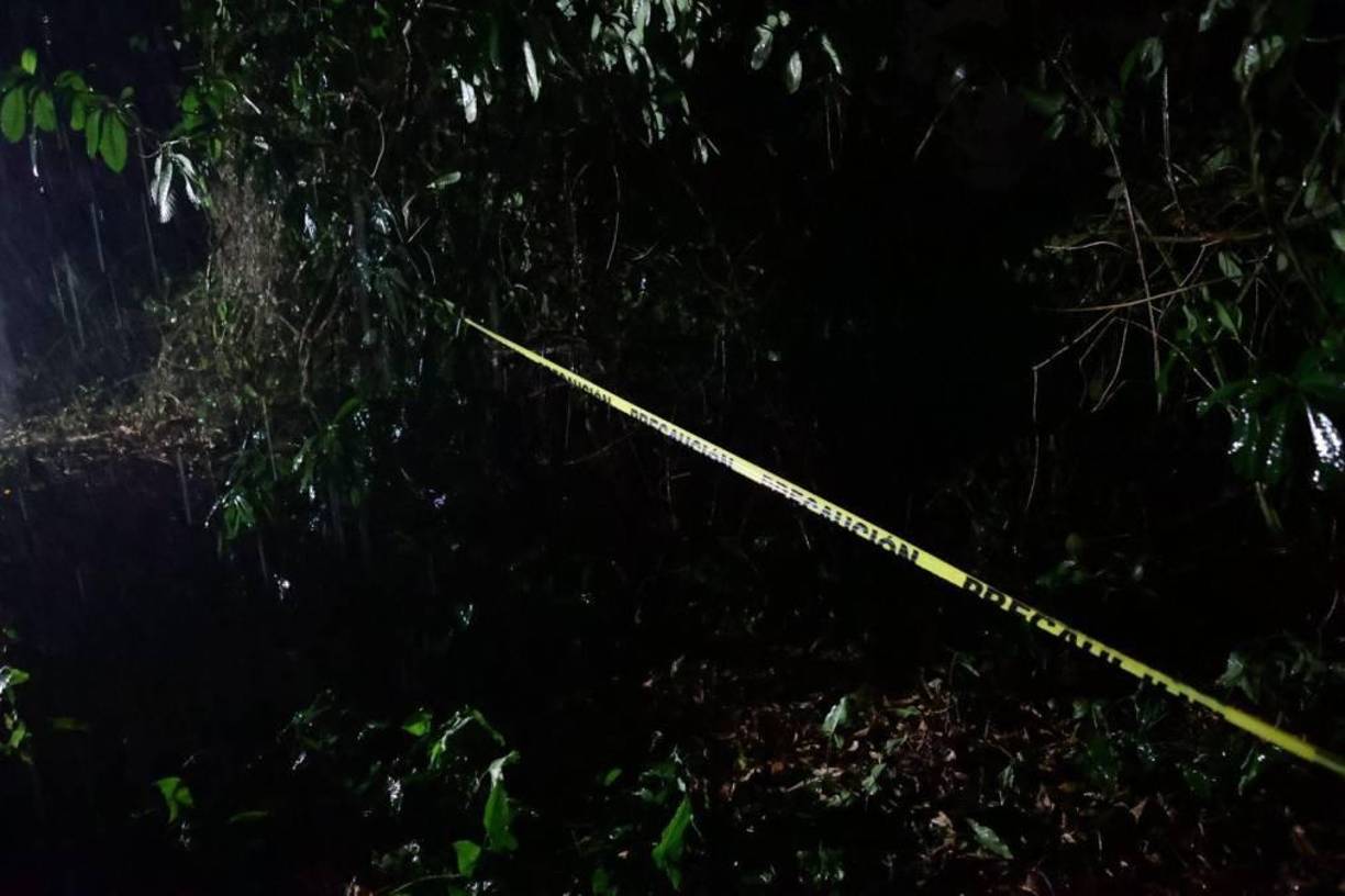 El levantamiento de los cuerpos se dificultó por la lluvia que cayó anoche. Los cuerpos estaban a unos 450 metros de las últimas casas de la colonia Jardín.