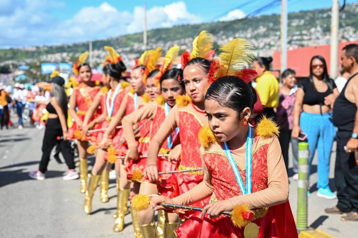 Con grandes destrezas demostraron sus habilidades, deleitando a todos los presentes que disfrutaron de los desfiles.