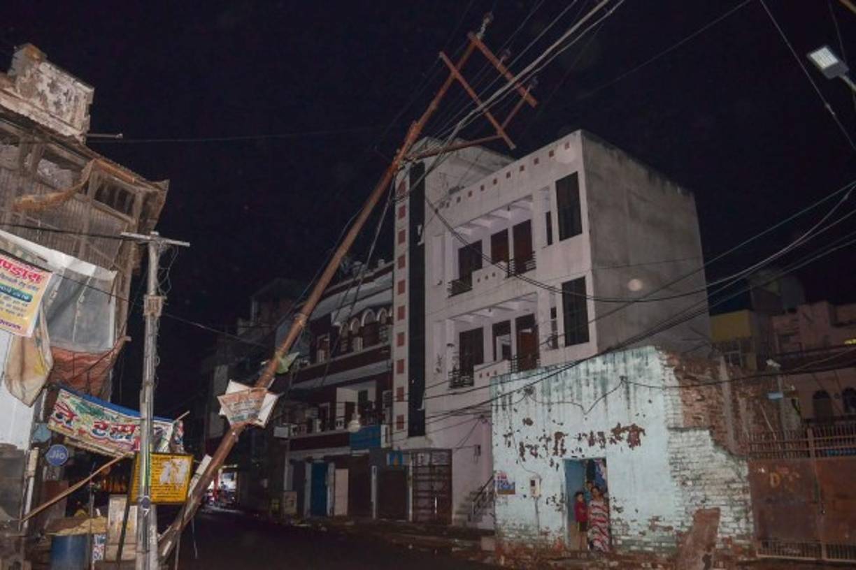 De gran violencia, el viento arrancó los árboles de raíz, derrumbó los muros de las casas y derribó los postes de electricidad.