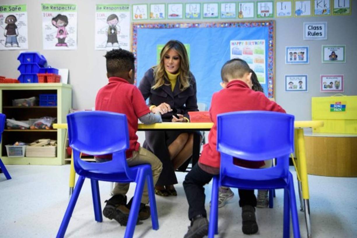 Melania visitó la Dove School Discovery, donde promovió entre los estudiantes los valores de la amabilidad y el respeto, como parte de su campaña 'Be Best'.