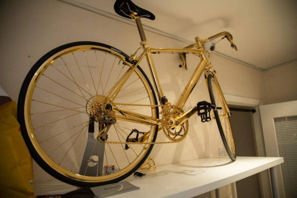 En los deportes no solo se premian a los ganadores con trofeos de oro. Una bicicleta en el preciado metal a veces también sirve de reconocimiento.