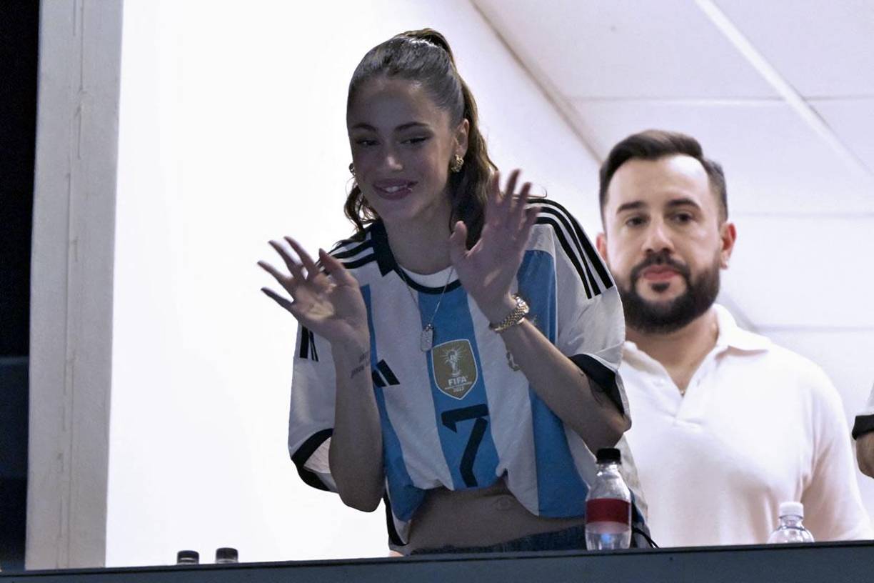La actriz y cantante argentina Tini Stoessel no se perdió el partido amistoso de la Albiceleste ante Panamá y tampoco de ver jugar a su novio, el futbolista Rodrigo de Paul.
