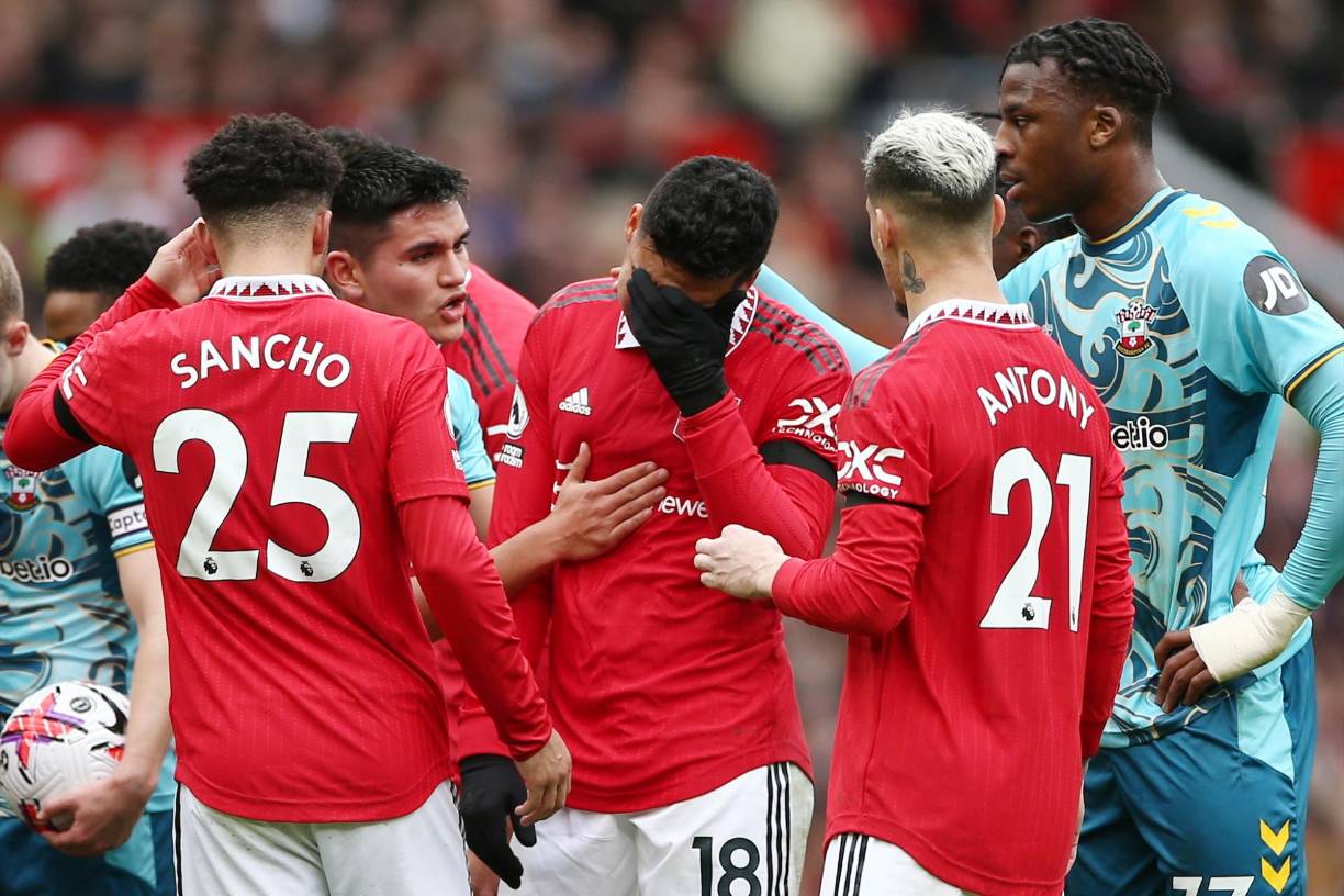 Los jugadores del Manchester United, incluso los del Southampton, intentaron consolar a Casemiro.