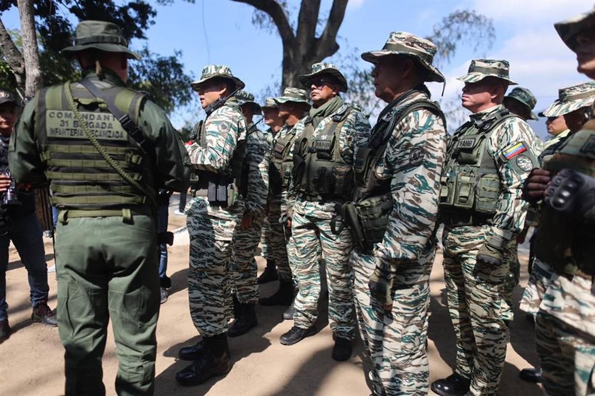 “La Fuerza Armada Nacional Bolivariana (FANB) está dispuesta a defender nuestra integridad territorial, nuestra soberanía, nuestra libertad, nuestra democracia, nuestra Constitución”, indicó Padrino en un video publicado en su cuenta de Instagram.