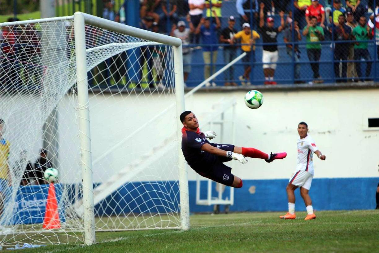 El portero Harold Fonseca le negó el gol a Kevin López con esta espectacular tapada.