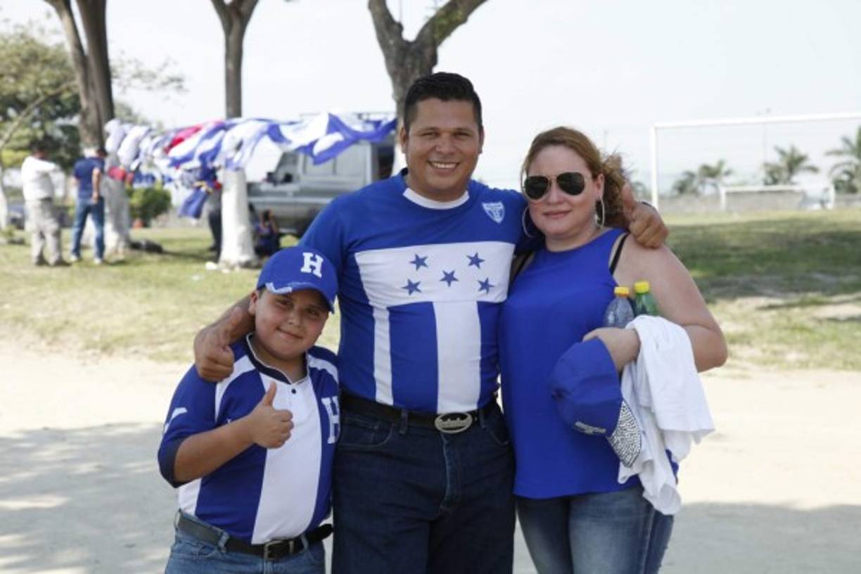 Un ambiente familiar y de fiesta comienza a respirarse en el estadio Olímpico de San Pedro Sula.