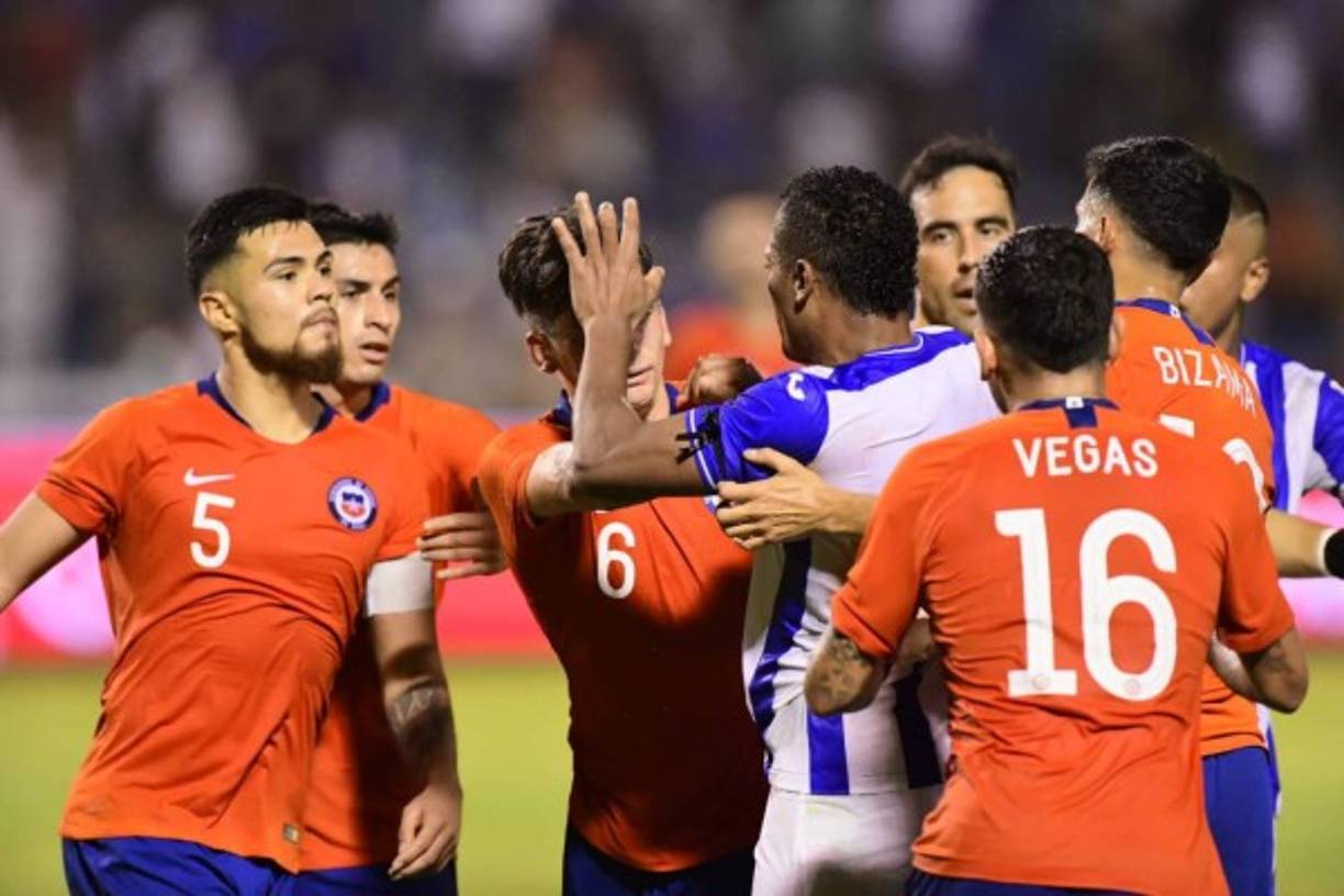 Jugadores de Honduras y Chile protagonizaron una bronca tras el encontronazo de Edwin Solani y Paulo Díaz.