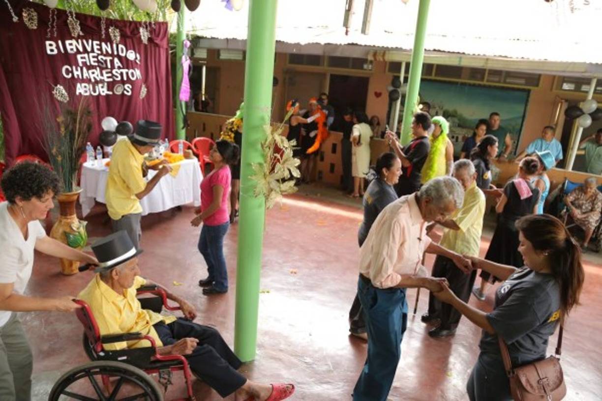 Muchos ancianos se animaron a sacar a bailar a más de alguna dama recordando viejos tiempos. Hubo comida y mucha diversión.