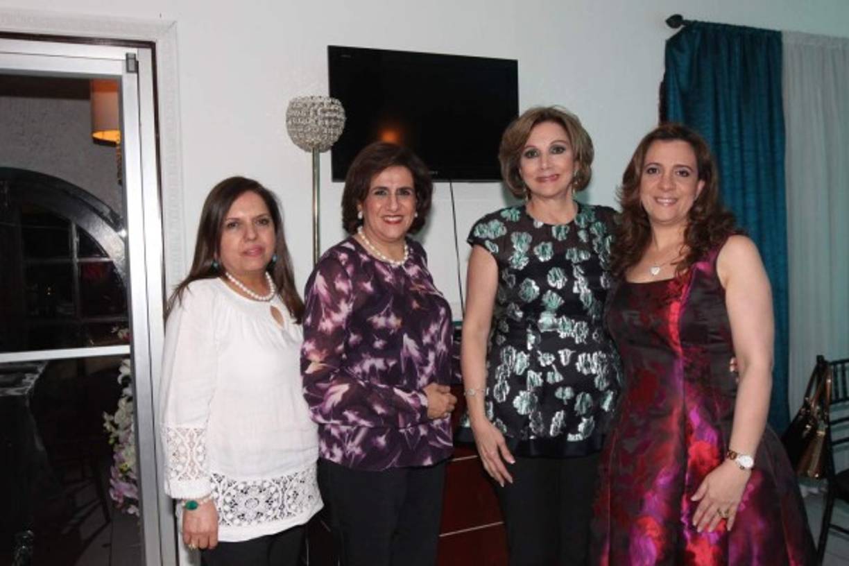 Siham y Rosemary Zummar con Nancy Handal y Jackie Diek.