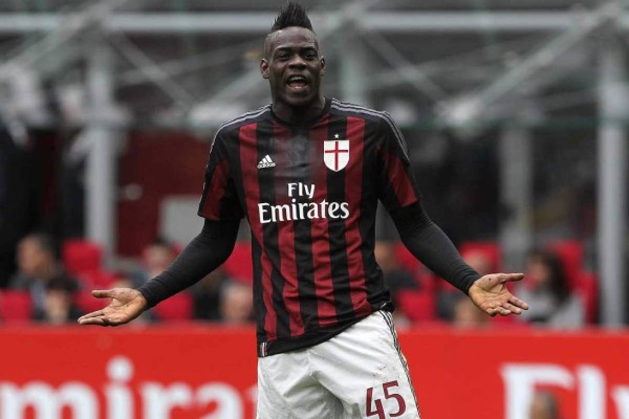 Mario Balotelli: El flamante refuerzo del Niza de Francia volvió al Milán la temporada pasada y, el club italiano decidió ponerle cinco prohibiciones en su contrato, con el fin de garantizar la buena imagen del club: Las cuentas de Balotelli fueron monitoreadas por el club, con el fin de resguardar la imagen del club. (El atacante italiano podría dañar esta imagen). El delantero tuvo que tener ‘moderación’ con sus peinados extravagantes. Balotelli, también tuvo que vestirse acorde al estilo del club. El Milán le aconsejó disminuir su hábito de fumar. Finalmente, el club acordó la puntualidad en los entrenamientos por parte del delantero, además prohibió las salidas nocturnas del ‘nene’.
