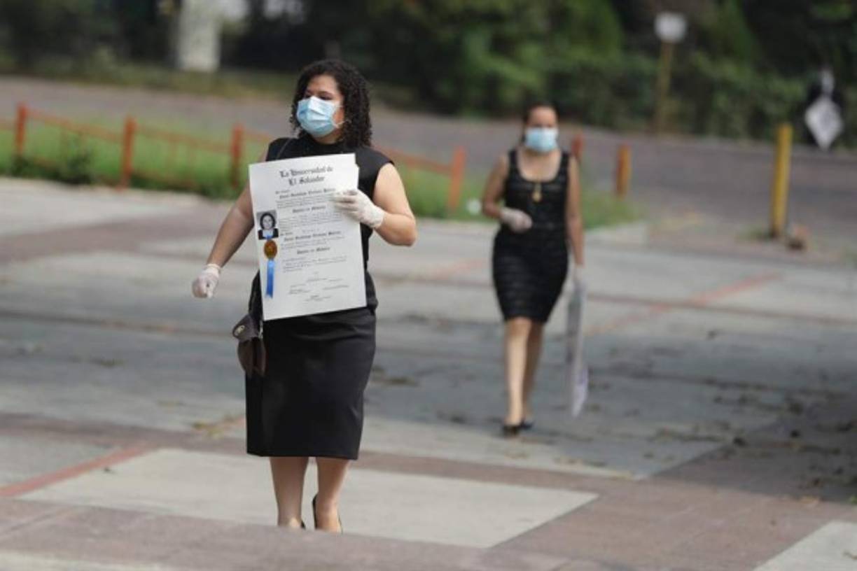 Indicó que el proceso para la entrega de los títulos, que hoy se realizó en la sede central en San Salvador, se lleva a a cabo 'bajo un estricto control sanitario, ya que a los profesionales se les tomó su temperatura y se verificó que portaran mascarillas y guantes', requisitos indispensables, agregó.