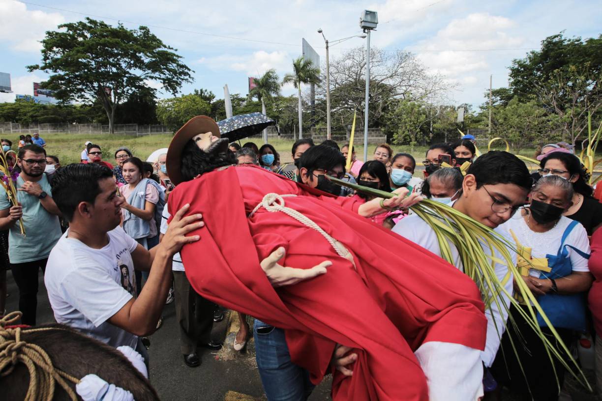 Los “Cirineos” es una tradición inspirada en Simón de Cirene, quien ayudó a Jesucristo a llevar la cruz camino al calvario, según el relato bíblico.