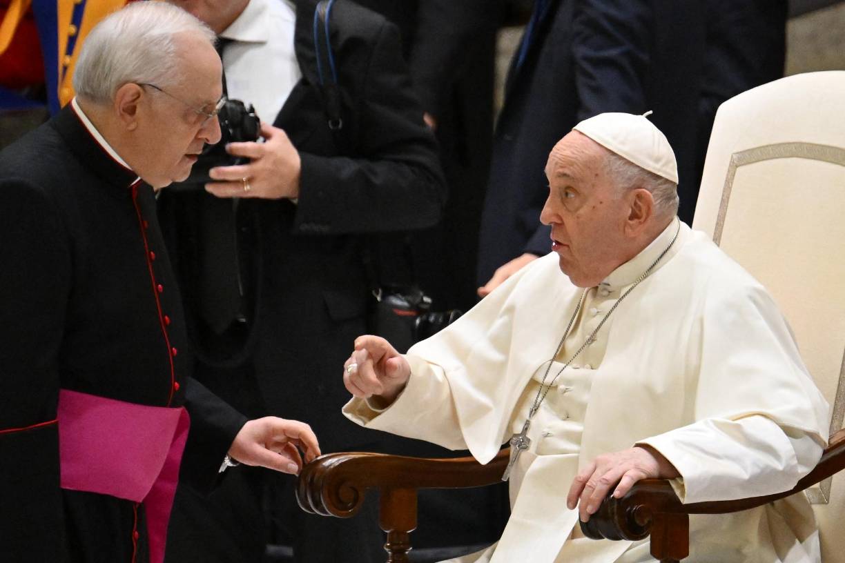 El pontífice, aquejado recientemente de una bronquitis, tuvo también una tarta en la que aparecía representado él mismo rodeado de niños y otras personas.