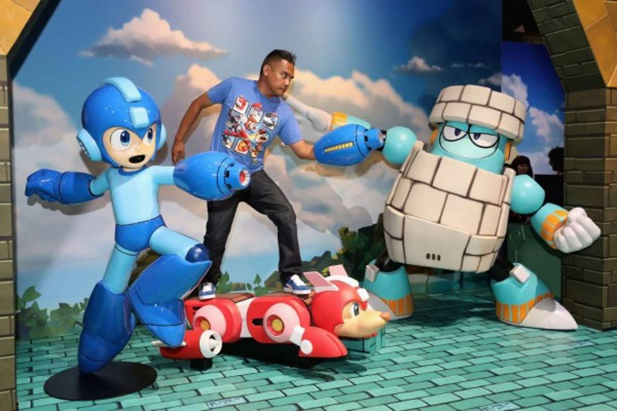 Los asistentes también tienen la oportunidad de interactuar con sus personajes favoritos de los videojuegos, com este aficionado que imita a un clásico de la industria como Mega Man.