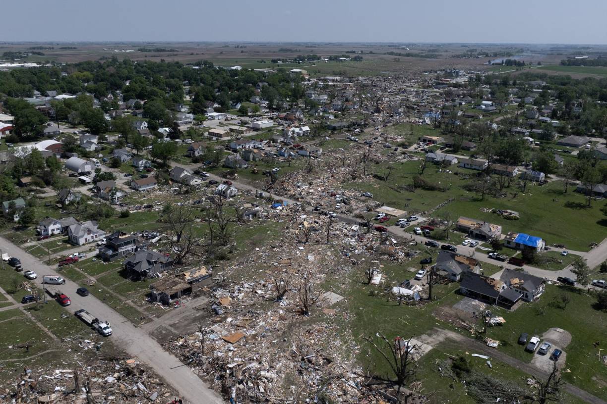  En Des Moines al menos tres enormes turbinas eólicas fueron derribadas por un tornado.