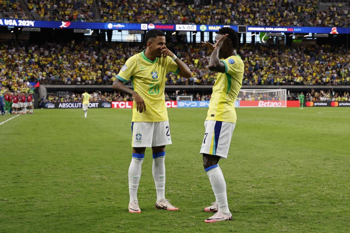 Dos festejos más llegaron antes del descanso después de un disparo al larguero de Bruno Guimaraes. El joven Savinho, que entró en la alineación por Raphinha, aprovechó varios rebotes en el área para colocar el 2-0.