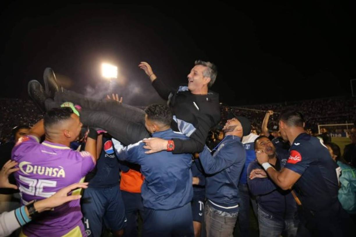 Los jugadores del Motagua mantearon a su entrenador Diego Vázquez.