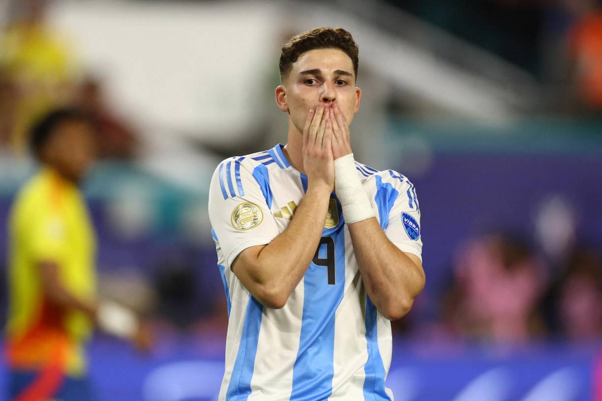 El periodista argentino César Luis Merlo de TyC Sports detalla que el Atlético de Madrid se ira en busca de Julián Alvarez ante la salida de Morata. Según resalta el comunicador ya hay negociaciones por parte del club y el jugador.