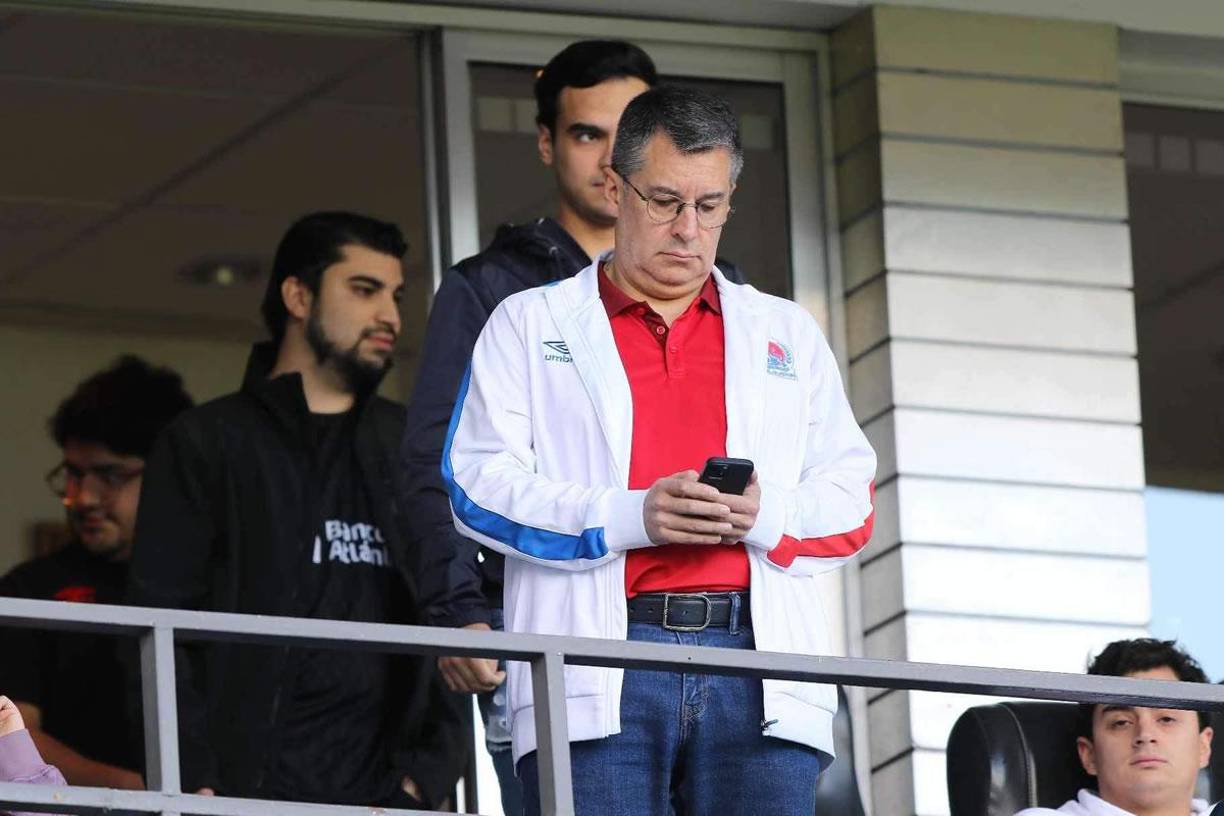Rafael Villeda, presidente del Olimpia, estuvo en el palco del estadio Nacional Chelato Uclés.