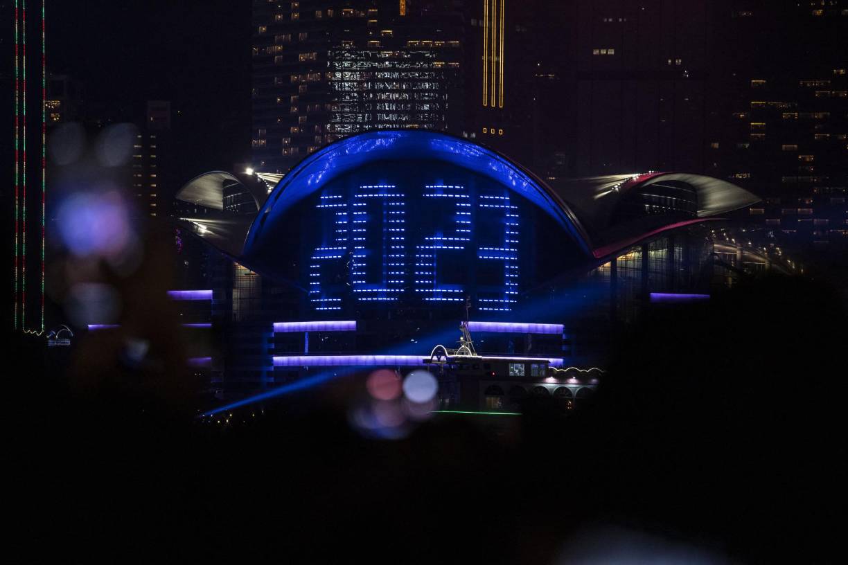 <b>China</b>2023 se muestra durante un espectáculo de fuegos artificiales y láser para el Año Nuevo en Hong Kong el 1 de enero de 2023. 
