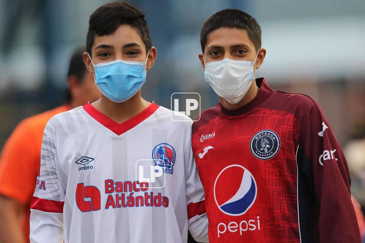 Un gran ambiente de hermandad entre los aficionados de Motagua y Olimpia.