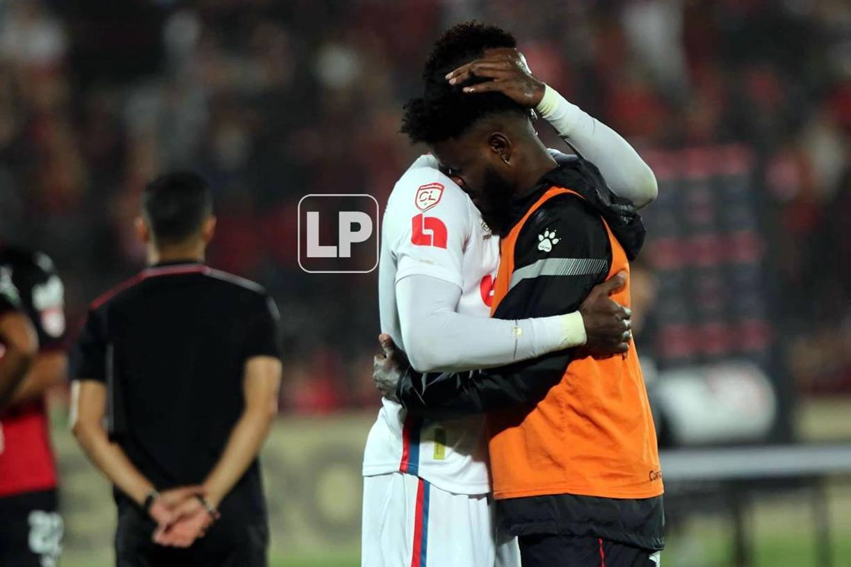 Yustin Arboleda consoló a los jugadores del Alajuelense tras el final del partido.
