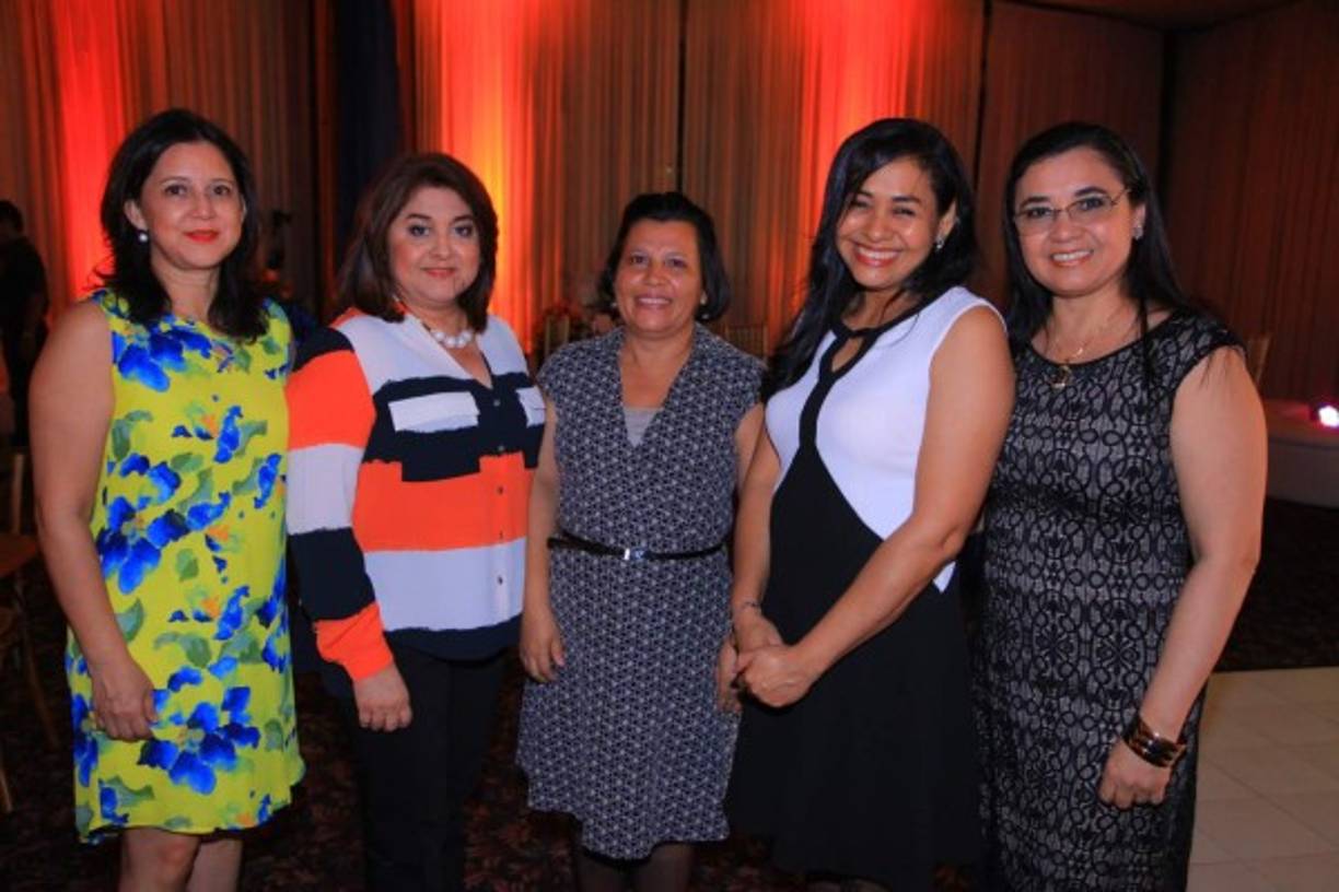 Gracia Valladares, Nora Paredes, Lourdes Deras, Sonia Padilla y Marlen Amaya.