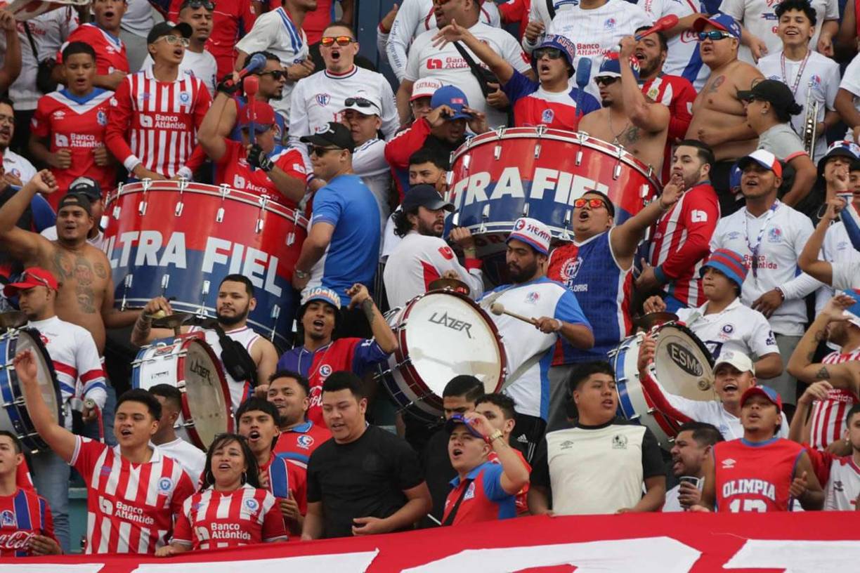 Con enormes bombos cantaron y pusieron el ambiente la barra organizada del Olimpia.
